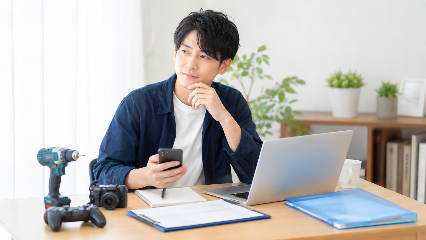 出張買取の開業に古物商許可が必要か考える男性のイメージ