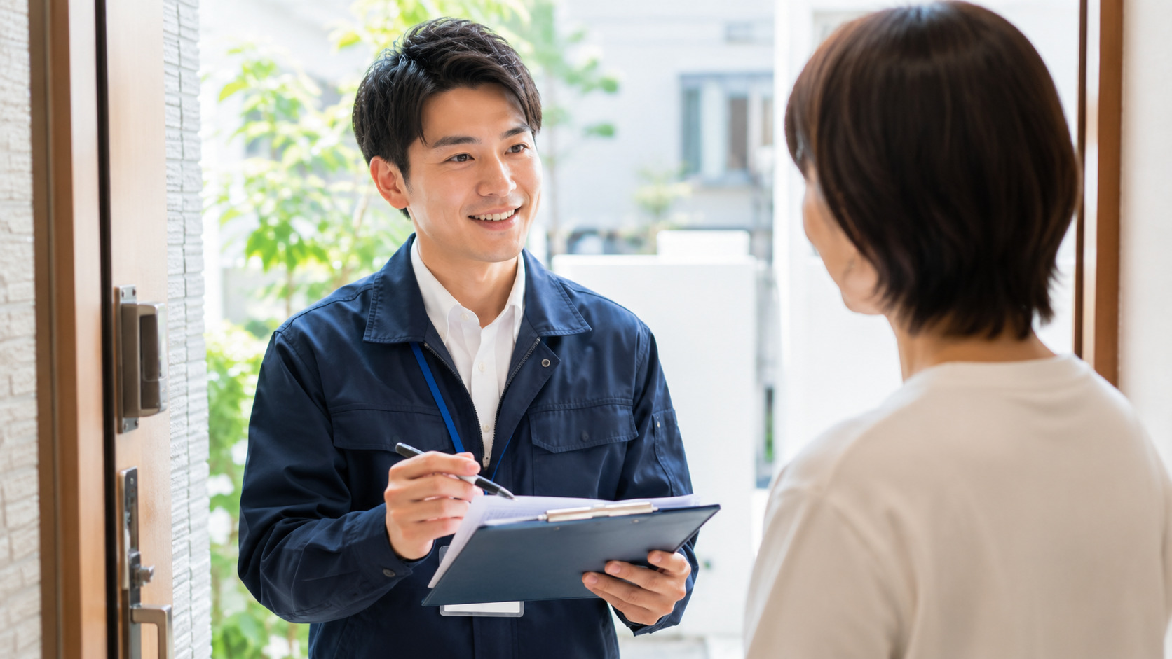 訪問購入のルールを守ってお客様に説明する出張買取担当者のイメージ